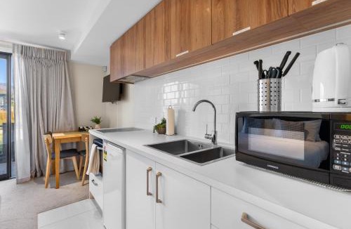 Frankton Apartment | Queenstown Studio, 5mins to Airport, Self Check-in, WIFI, Walk to Shopping Centre