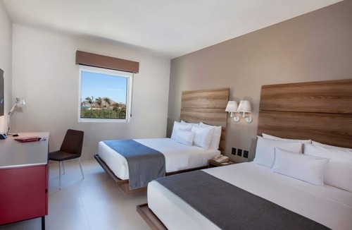 El Tezal Hotel | Quick Access to Everything in Cabo! Free Breakfast, Outdoor Pool!