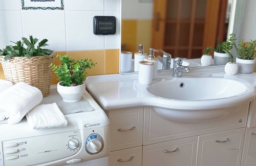 Alice Castello Apartment | Quick Home Mimosa - One Bedroom Apartment, Sleeps 4