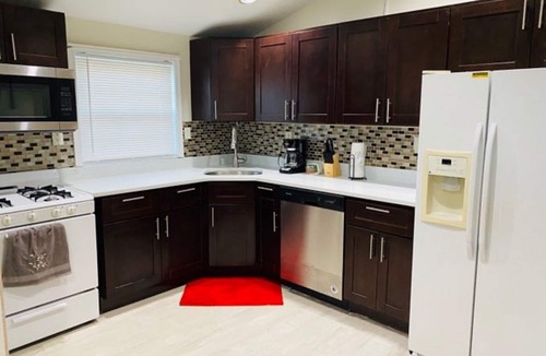 Rochdale House | Quick rides to JFK, train station, malls & casino.