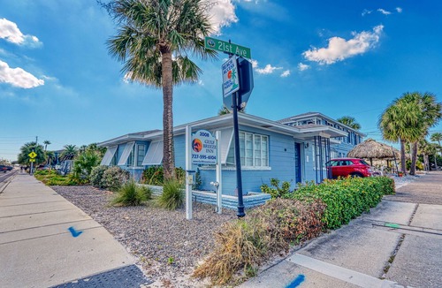Indian Rocks Beach Villa | 🌊Quick Walk to Beach🌴Great Location🌞Indian Beach Villas 3A
