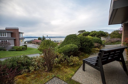 Alki Apartment | Quiet 1200 Sq Ft View Apartment, Near Beach