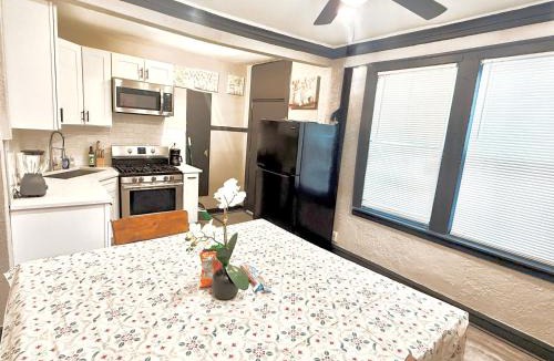 Gage Park Apartment | Quiet 1BR, Eat-In Kitchen, Close to Midway