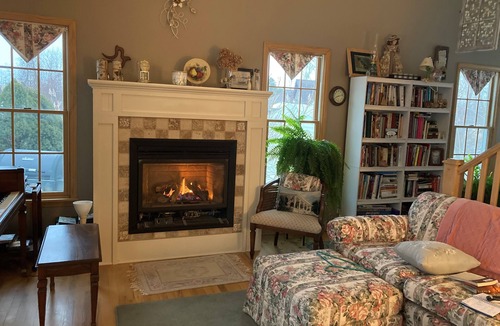 Harbor Beach House | Quiet 2 bd, 1 1/2 bath hideaway, with refreshing lake breezes