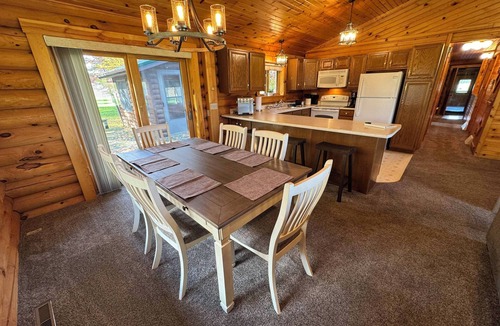 Marshfield House | Quiet 2 Bedroom Country Home - Minutes from Marshfield
