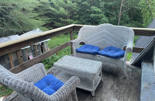 West Stockbridge House | Quiet 2BR/1BA Forest-View Barn Apartment – Newly Renovated, Peaceful Escape