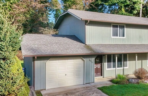 Olympia Apartment | Quiet 2BR/2BA Olympia townhome on acreage near downtown, Capitol, workspace, garage parking