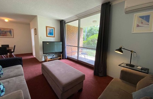 Griffith Apartment | Quiet 2BR Apartment with Garden views in Griffith
