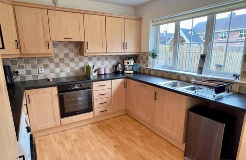Londonderry House | Quiet 2BR Home with Garden, Sleeps 5