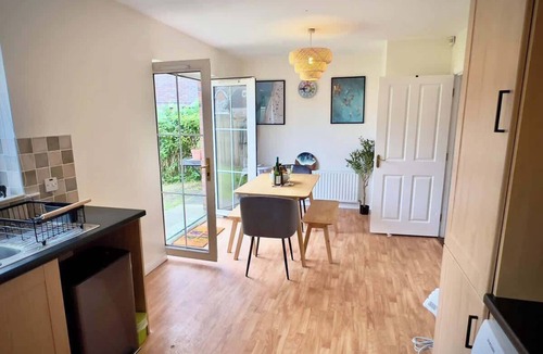 Londonderry House | Quiet 2BR Home with Garden, Sleeps 5