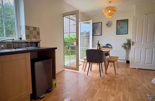 Londonderry House | Quiet 2BR Home with Garden, Sleeps 5