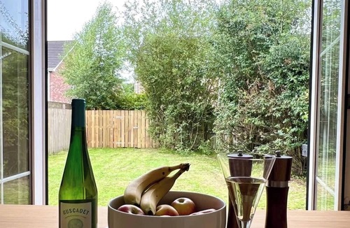 Londonderry House | Quiet 2BR Home with Garden, Sleeps 5