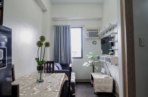 Muntinlupa Condo | Quiet 2BR Modern Condo: Prime Access to Malls & Schools