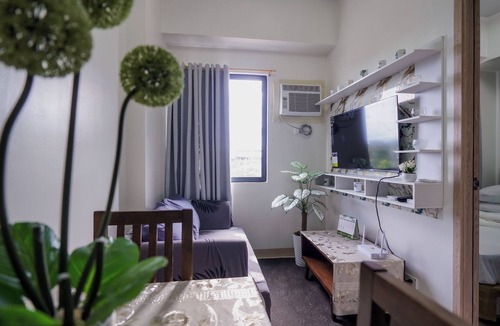 Muntinlupa Condo | Quiet 2BR Modern Condo: Prime Access to Malls & Schools