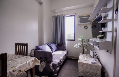 Muntinlupa Condo | Quiet 2BR Modern Condo: Prime Access to Malls & Schools