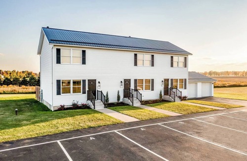 Homerville House | Quiet 2BR Retreat with Patio and Grill