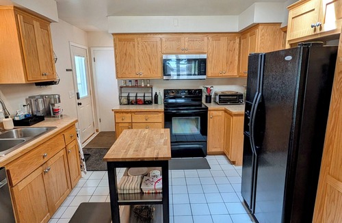 Lee Park House | Quiet 3BR/2FB Mid-Modern Home, Park Access, Pet Friendly, 15 Min from Downtown
