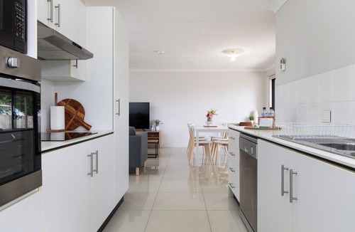 Acacia Ridge Apartment | Quiet Acacia Ridge 2BR | Location & Parking | 6BS2
