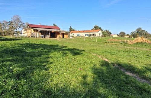Les Crevents House | Quiet accommodation and verdoyant.au horses.