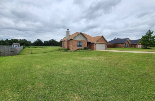 Logan County House | Quiet Acre Retreat. Guest 6. Pet Friendly. Wi-fi.
