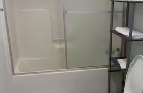 Macomb Apartment | Quiet and comfort one bedroom apt, close to WIU, a kitchen free parking, TV