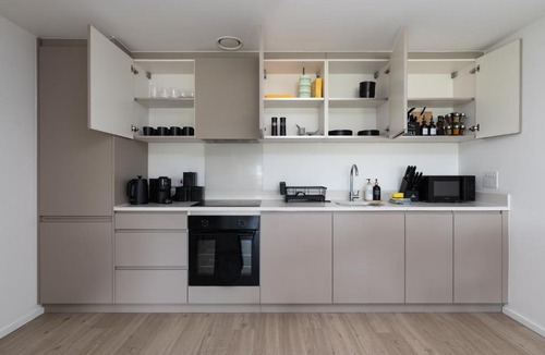 Central Milton Keynes Apartment | Quiet and Large with Free Parking Ideal for Families and Business Stays