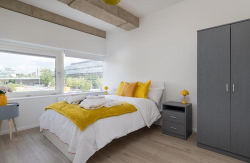 Central Milton Keynes Apartment | Quiet and Large with Free Parking Ideal for Families and Business Stays