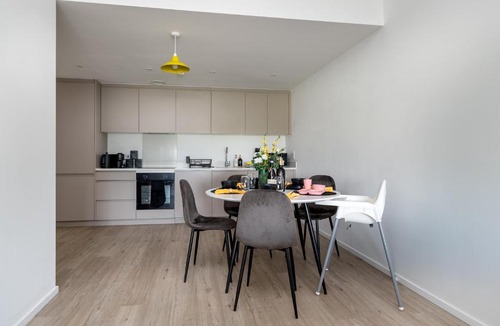 Central Milton Keynes Apartment | Quiet and Large with Free Parking Ideal for Families and Business Stays