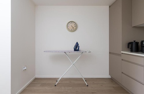 Central Milton Keynes Apartment | Quiet and Large with Free Parking Ideal for Families and Business Stays