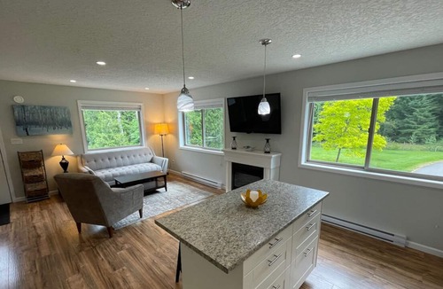 Comox Apartment | Quiet and Private Comox 1 bedroom with separate office