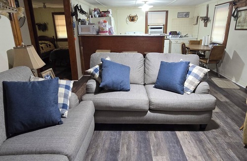 Tignall Cabin | Quiet and secluded rustic/vintage cabin near Clarks Hill Lake and Lake Russell