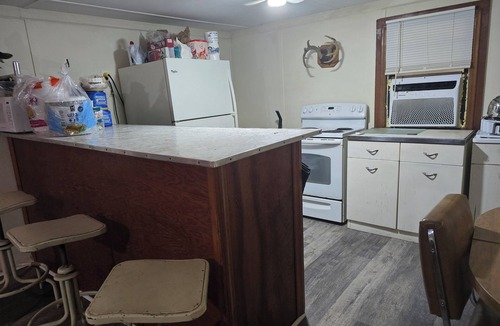 Tignall Cabin | Quiet and secluded rustic/vintage cabin near Clarks Hill Lake and Lake Russell