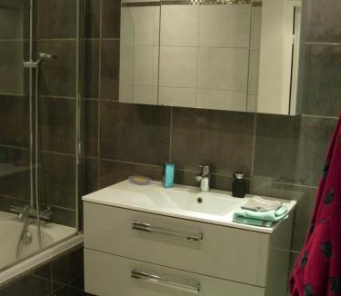 Quartier Pasteur Apartment | Quiet and Spacious 80m2 Flat Near Historic Center and Quays