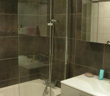 Quartier Pasteur Apartment | Quiet and Spacious 80m2 Flat Near Historic Center and Quays