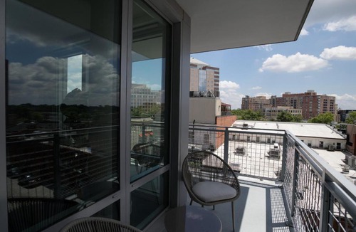 Clarendon Apartment | Quiet Apartment Steps from the Subway at Clarendon