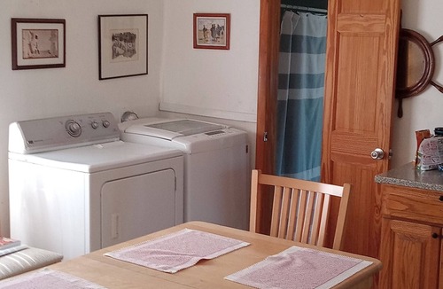 Mastic Beach House | Quiet Bayside cottage. 10 minutes to beach, 15 minutes to shopping.