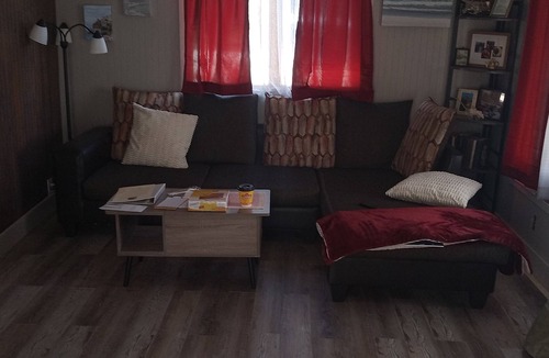 Mastic Beach House | Quiet Bayside cottage. 10 minutes to beach, 15 minutes to shopping.