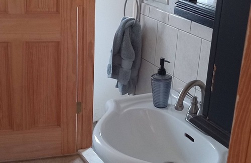 Mastic Beach House | Quiet Bayside cottage. 10 minutes to beach, 15 minutes to shopping.