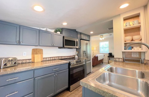 River District House | Quiet beach cottage with SPA near Anna Maria Island and IMG, downtown