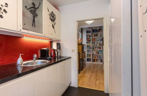 Lankwitz Apartment | Quiet Berlin-Steglitz Apartment with Shared Garden, Balcony & Wi-Fi