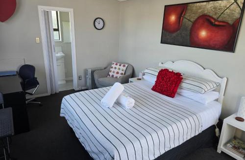 Palmerston North House | Quiet Boutique Generous Breakfast