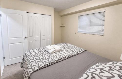 Sunset House | Quiet & Bright Basement Suite near Fraser Street