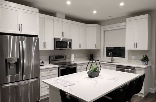 Langford House | Quiet Bright Luxurious & Clean Private Modern Suite with free Parking & A/C