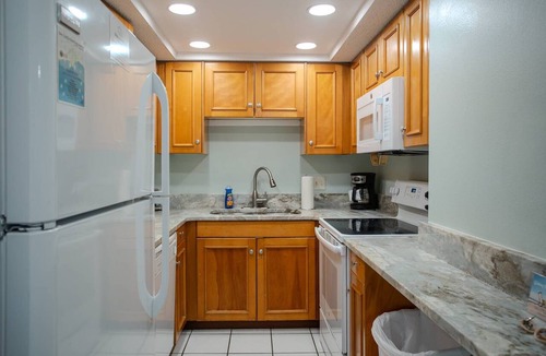 Madeira Beach Condo | Quiet Building in the Heart of Madeira Beach. Outstanding View. Beachfront Pool and Hot-Tub.
