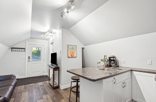 Shawnigan Lake Apartment | Quiet carriage suite near vinyards and lake