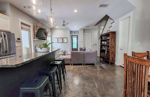 Bouldin Condo | Quiet Central Austin Retreat For 16. Walk to SoCo, Downtown & Barton Springs!
