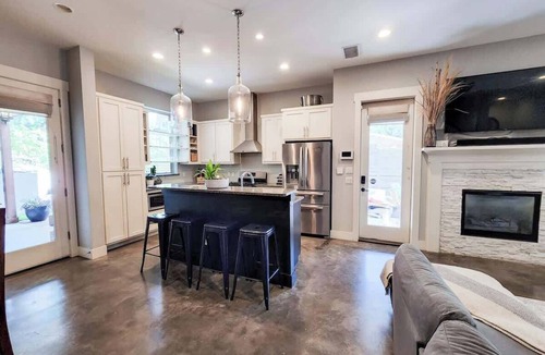 Bouldin Condo | Quiet Central Austin Retreat For 16. Walk to SoCo, Downtown & Barton Springs!