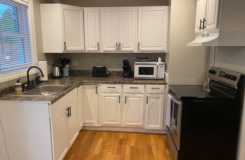 Brewer House | Quiet Charming Cape 3 bed/2bth