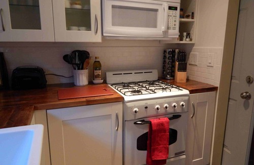 Valley Village Apartment | Quiet Chic Studio Apartment with secure parking In Valley Village.