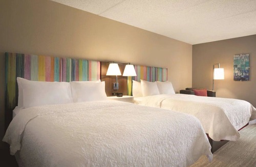 US 290 Hotel | Quiet & Clean Room for Family w/Pets | Steps to Cinemark Tinseltown Houston 290